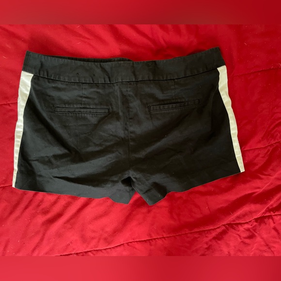 Express black and white shorts - Picture 2 of 4